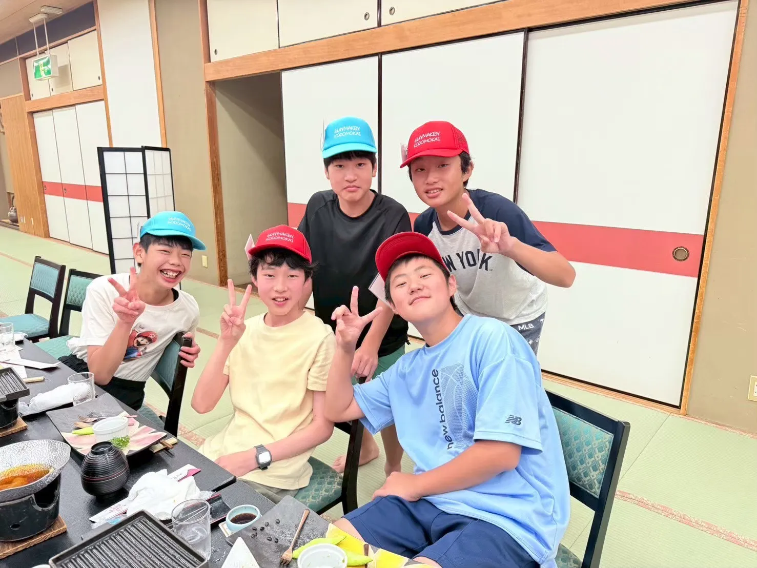 自然の中で笑顔の子どもたち