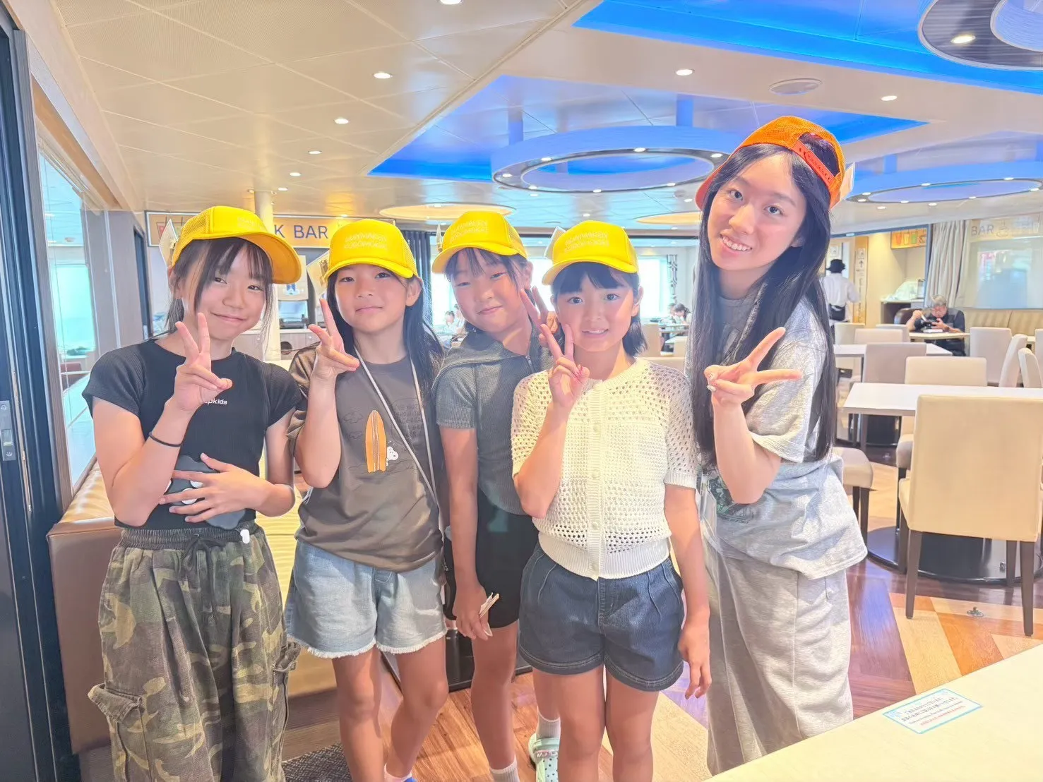 友だちと手をつないで歩く子どもたち