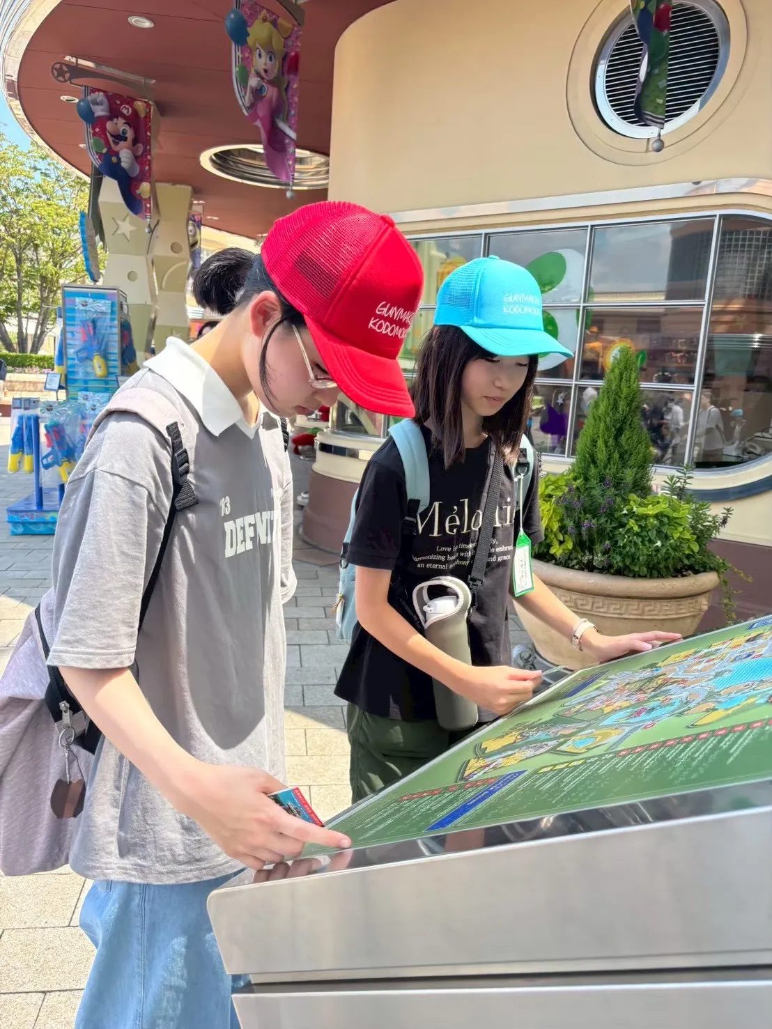 みんなで記念写真を撮っている様子