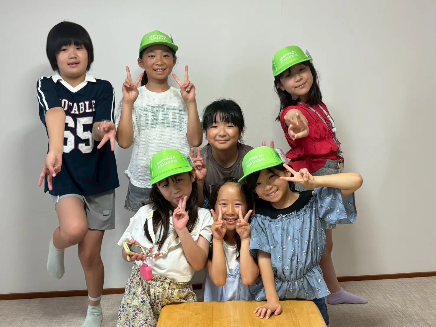 自然の中で笑顔を見せる子どもたち