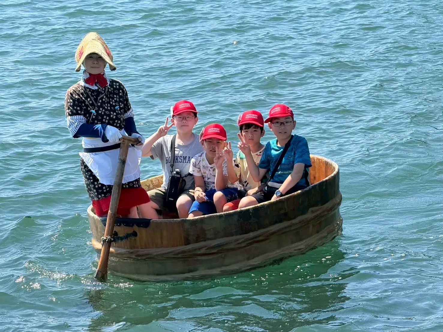 スタッフと一緒に活動する子どもたち